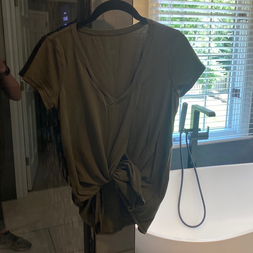 EUC army green lululemon T-shirt size 8